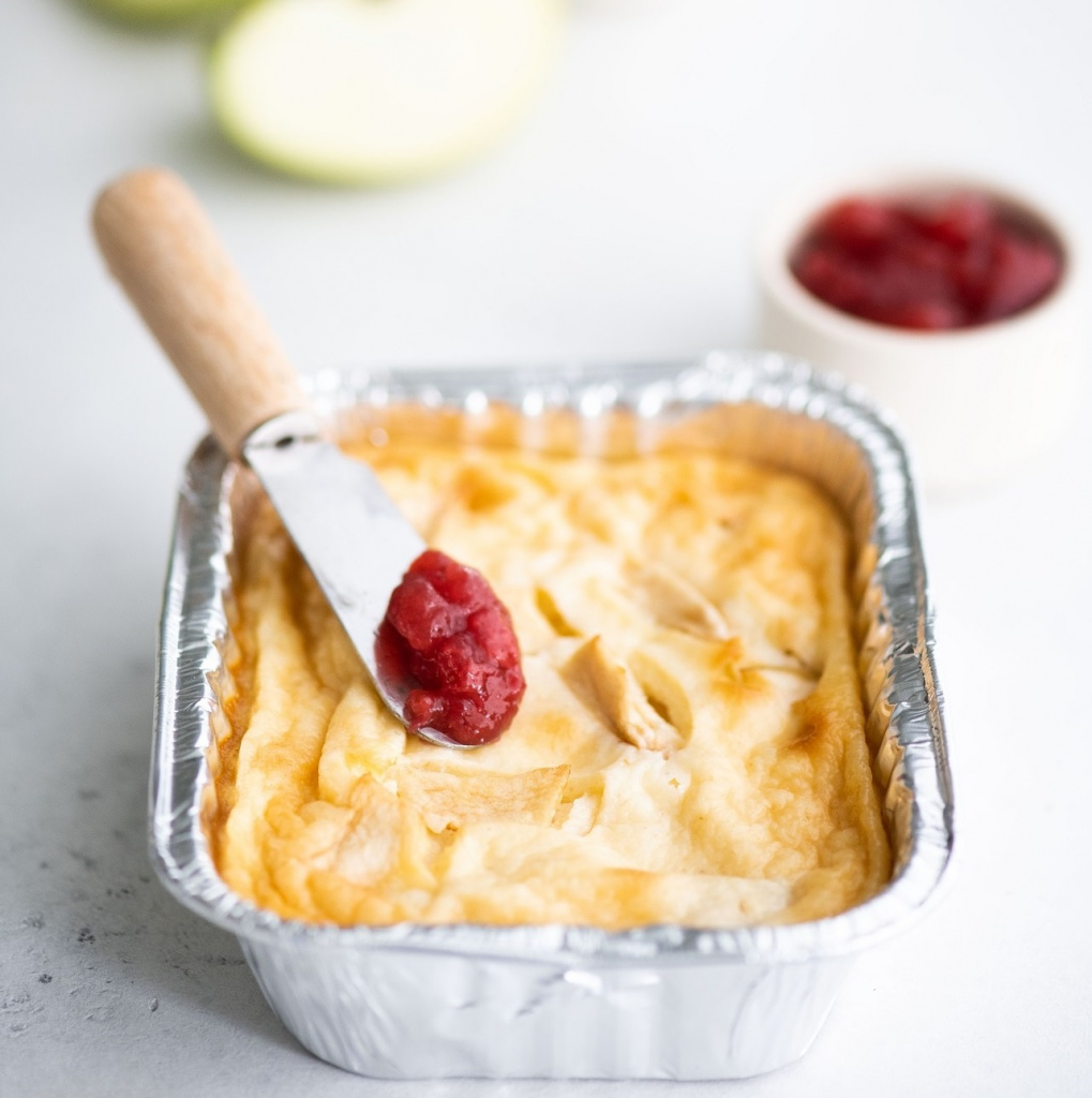 Творожная запеканка с яблоком и топпингом.jpg